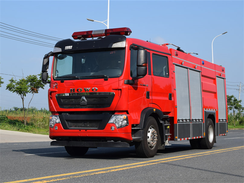 7噸重汽干粉水聯用消防車